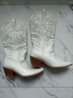 White Embroidered Western Boots - Women's Cowboy Style
